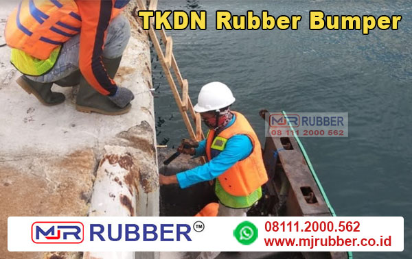 Proses Pemasangan Rubber Bumper pada Dermaga
