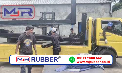 Penggantian Rubber Fender Dermaga